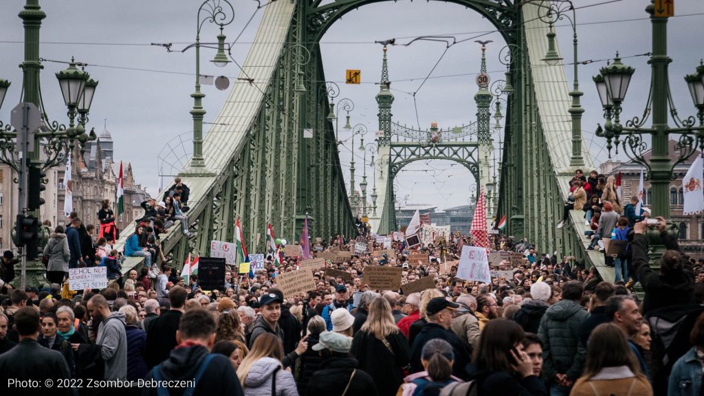 03 - Demonstráló tömeg vonul a Szabadság hídon Demonstráló tömeg vonul a Szabadság hídon