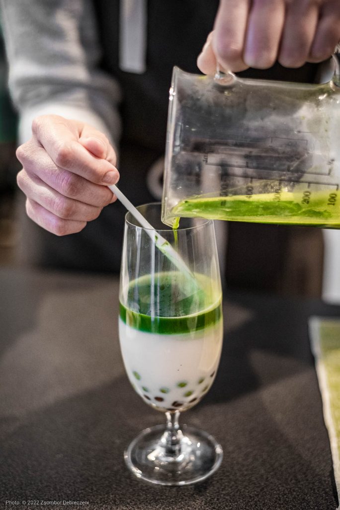 Rétegelt bubble tea összeállítása