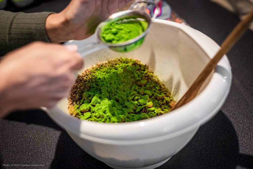 Matcha hozzáadása a granolához Matcha hozzáadása a granolához