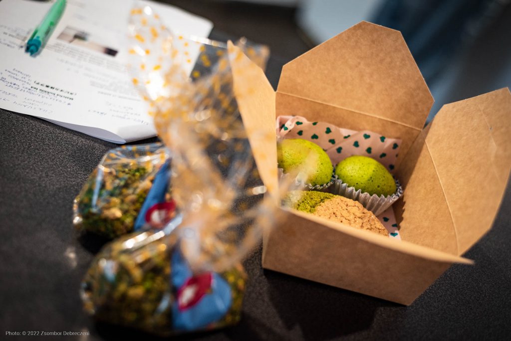 Reggeliző csomag (matchás granola, nushipan és háromszínű keksz) Reggeliző csomag (matchás granola, nushipan és háromszínű keksz)